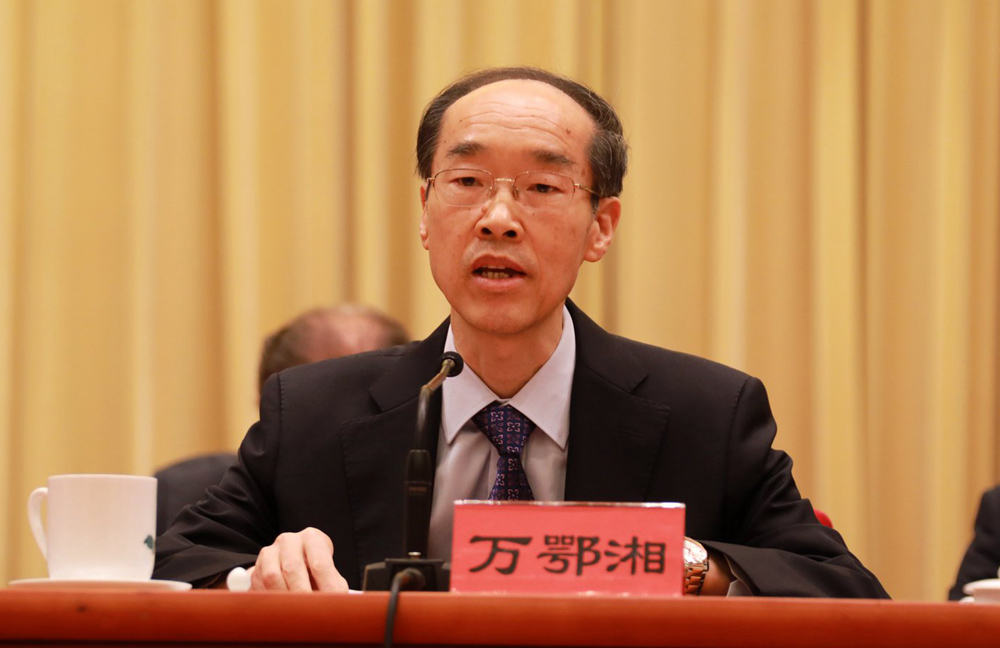 萬鄂湘代表第十二屆中央委員會向大會作報告