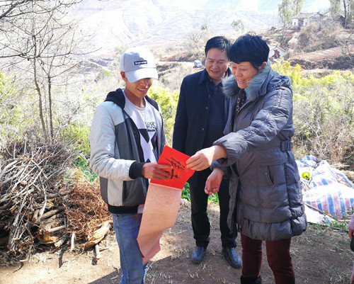 会泽县娜姑镇发基卡村慰问贫困户