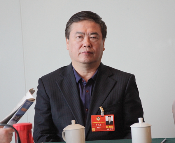 图为民革界别小组会上,齐成喜委员发言.
