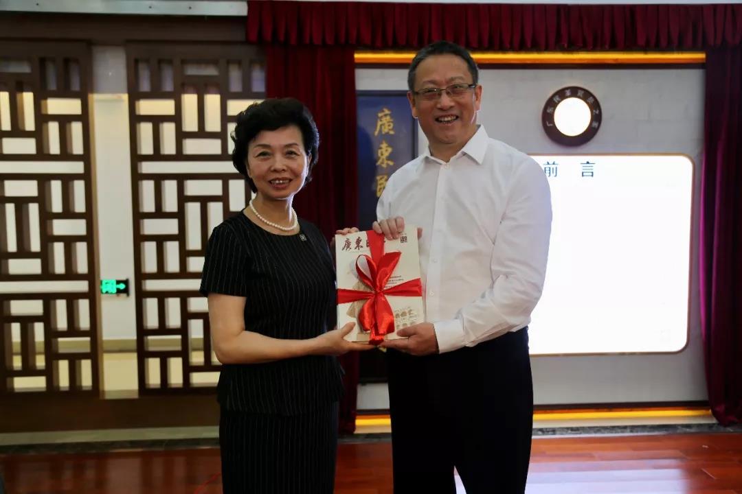 赠书仪式
