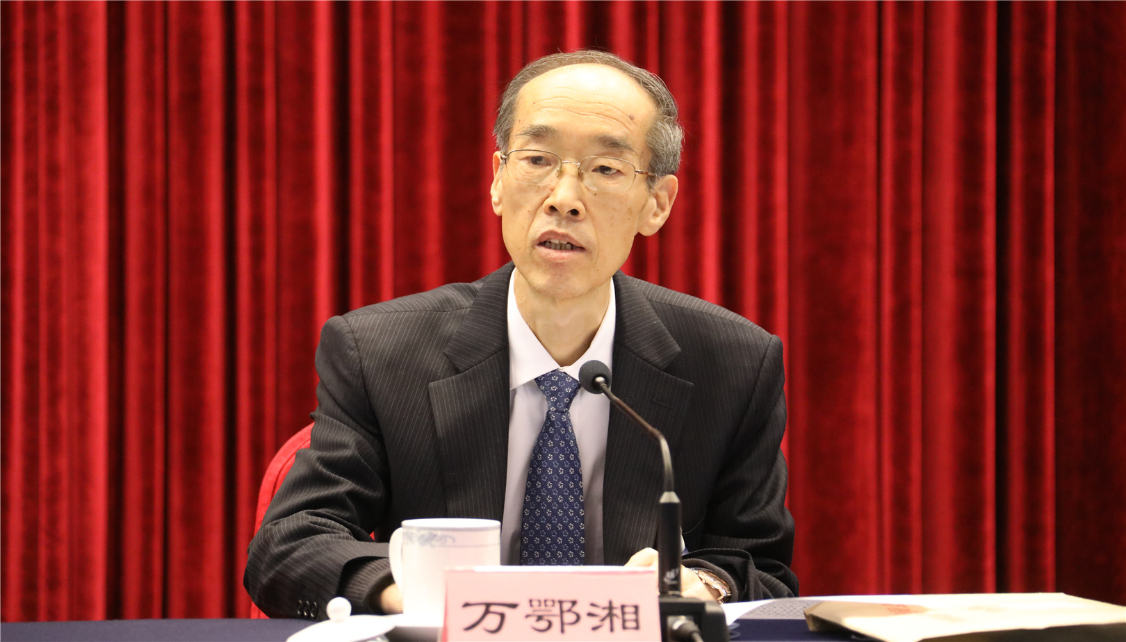 萬鄂湘代表第十三屆中央常務委員會作工作報告