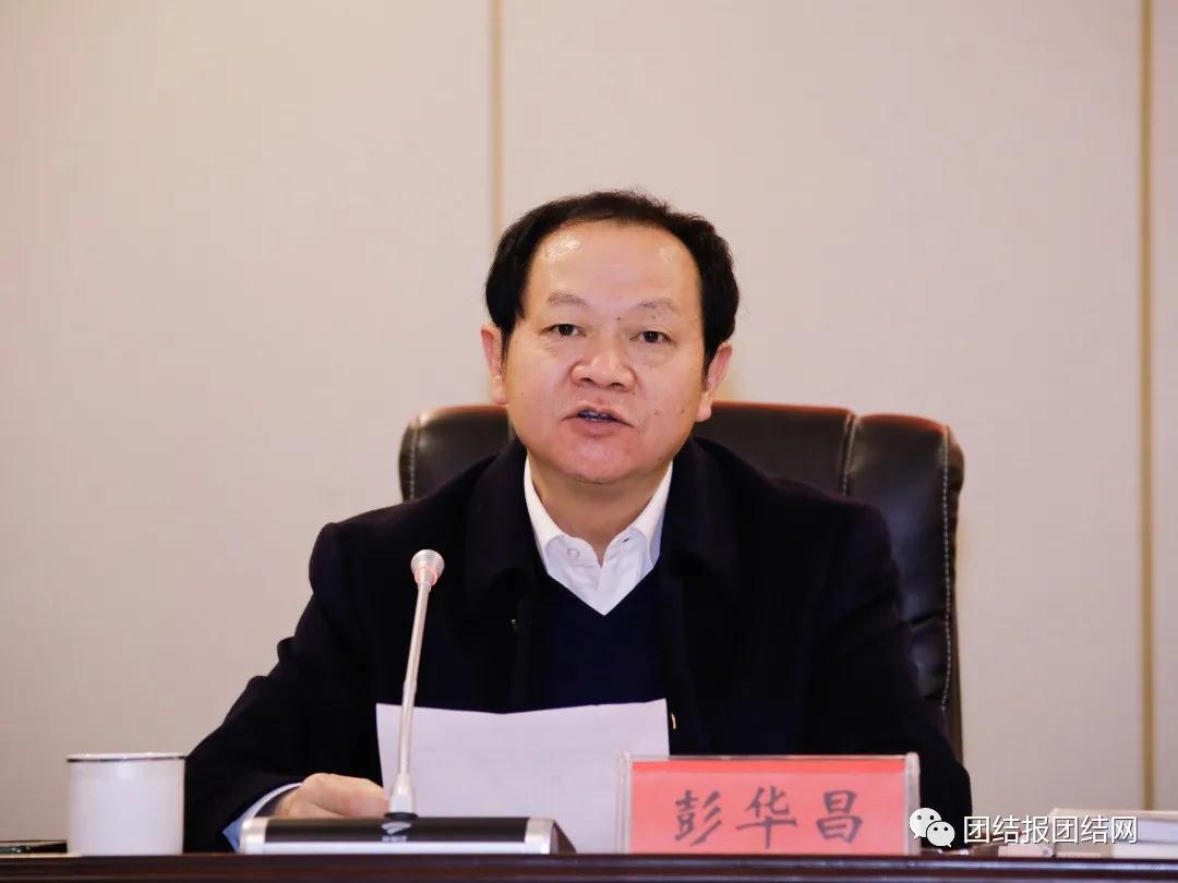 中共纳雍县委书记彭华昌介绍纳雍县脱贫攻坚工作情况.