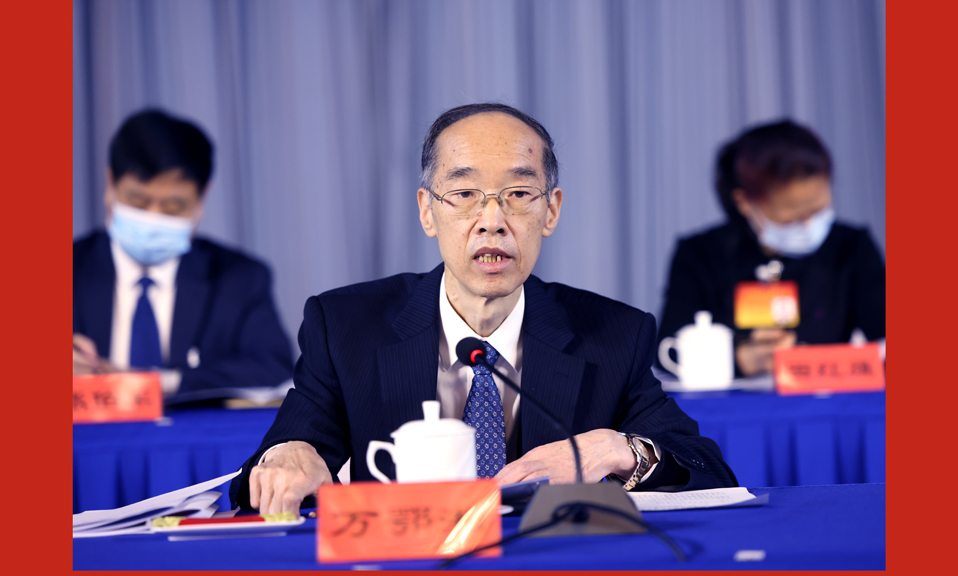 大會主席團常務主席萬鄂湘代表民革第十三屆中央委員會作工作報告
