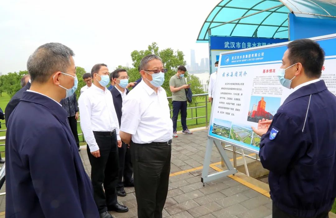 调研组在武昌江滩五期考察余家头水厂取水口。