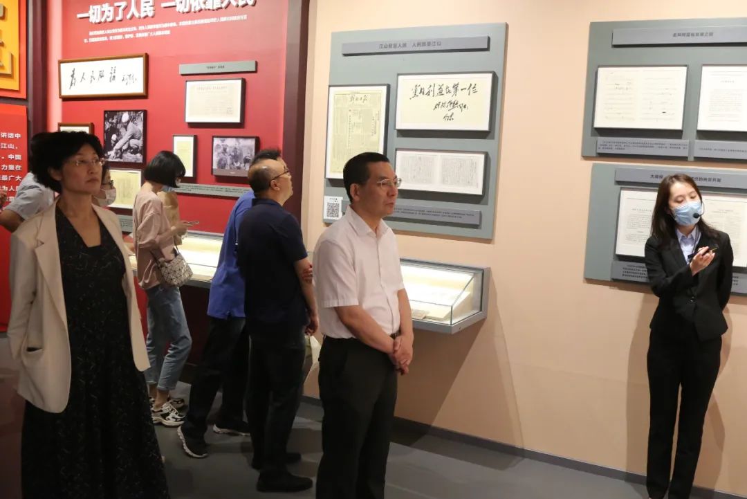 民革中央機關總支第一、二、三支部聯合赴中國第一歷史檔案館開展主題教育