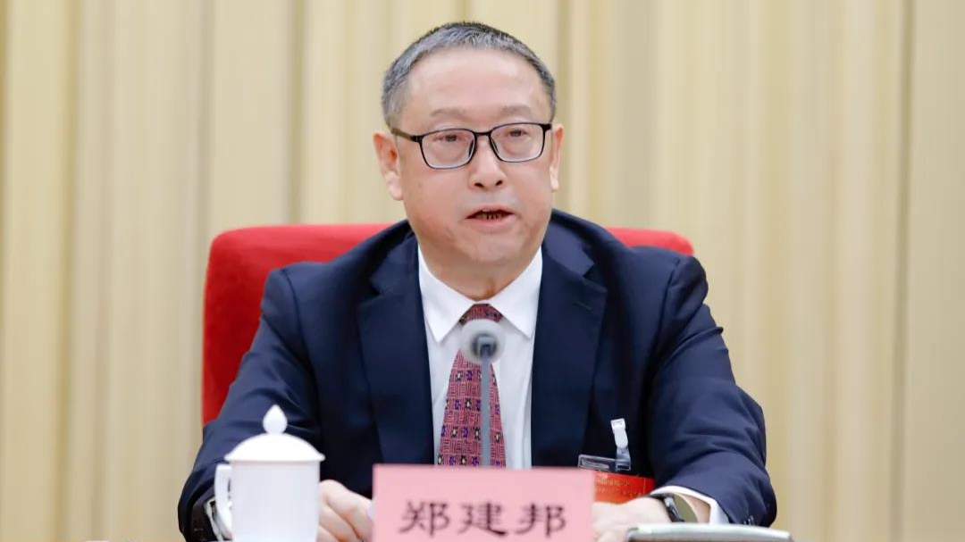 全国人大常委会副委员长、民革中央主席郑建邦代表民革第十四届中央常务委员会作工作报告