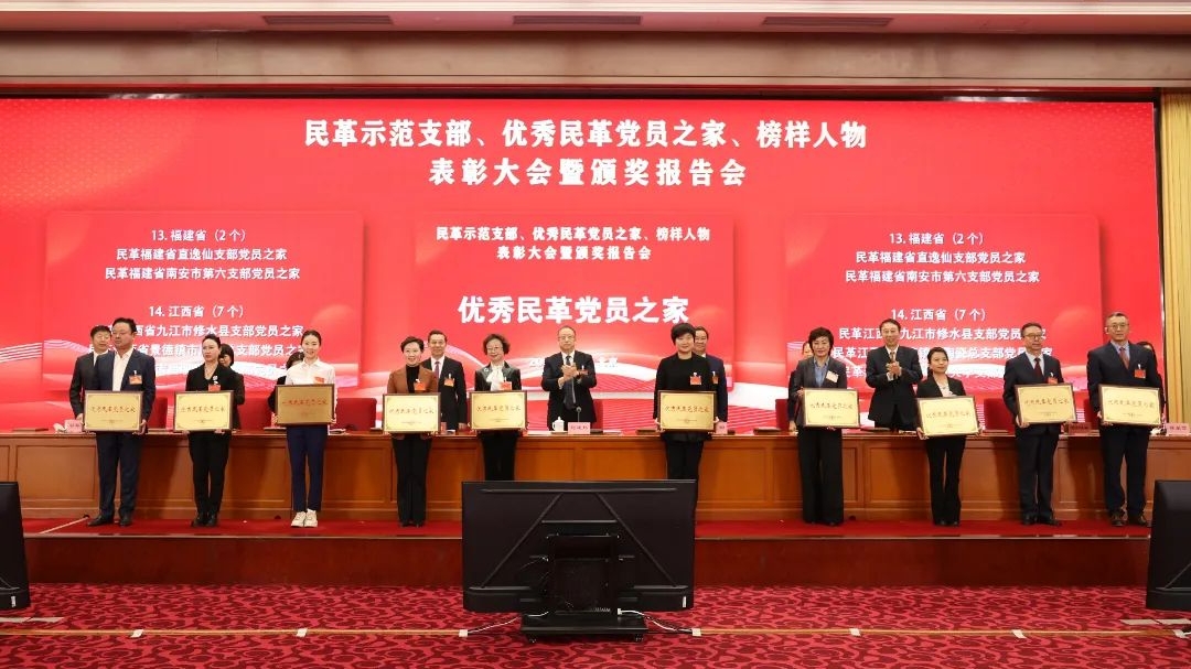 部分获表彰人员及代表合影