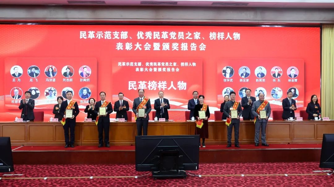 部分获表彰人员及代表合影