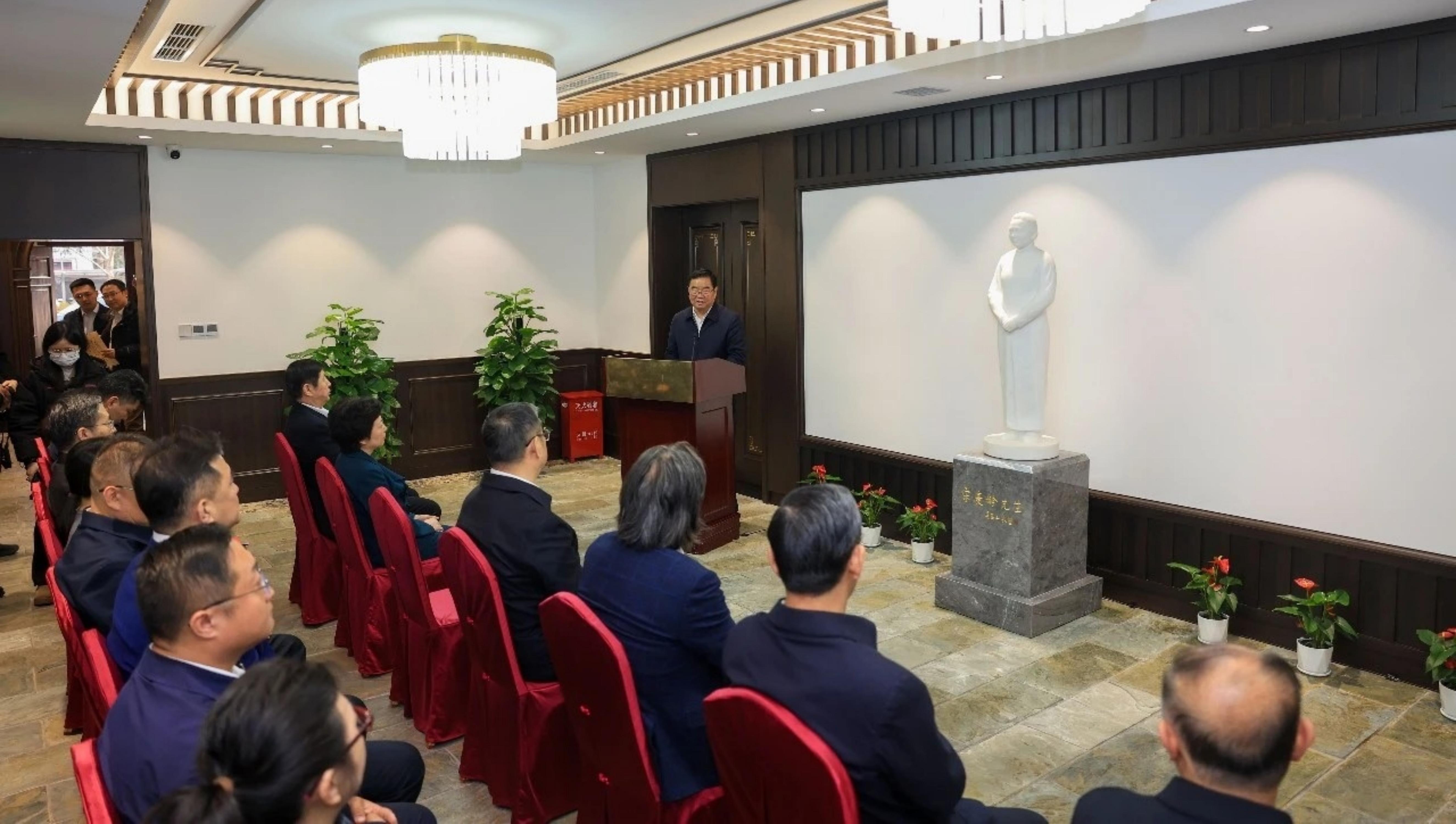 宋慶齡先生雕塑捐贈儀式在民革中央機關舉行