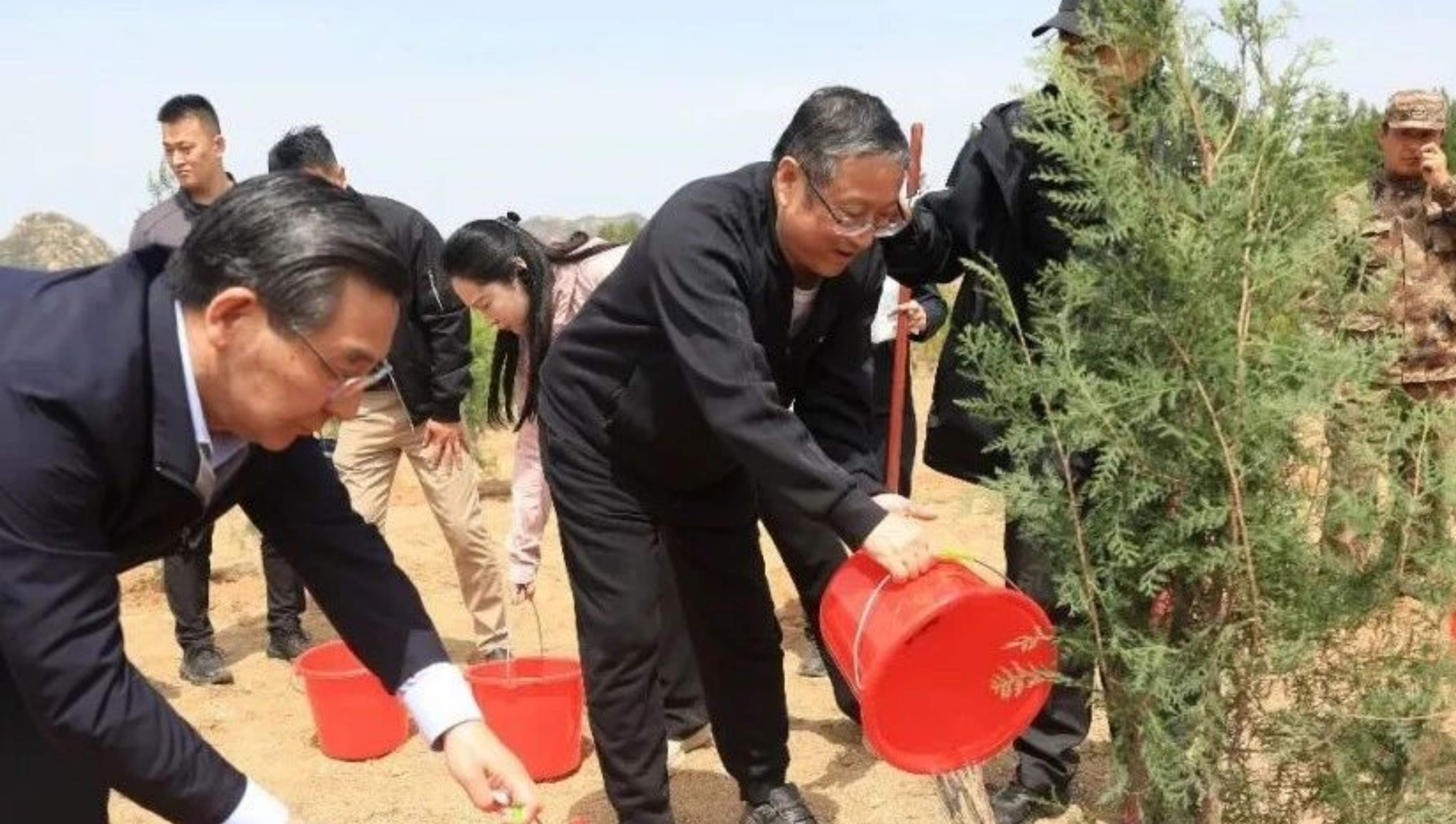 郑建邦率民革中央机关干部到西柏坡义务植树