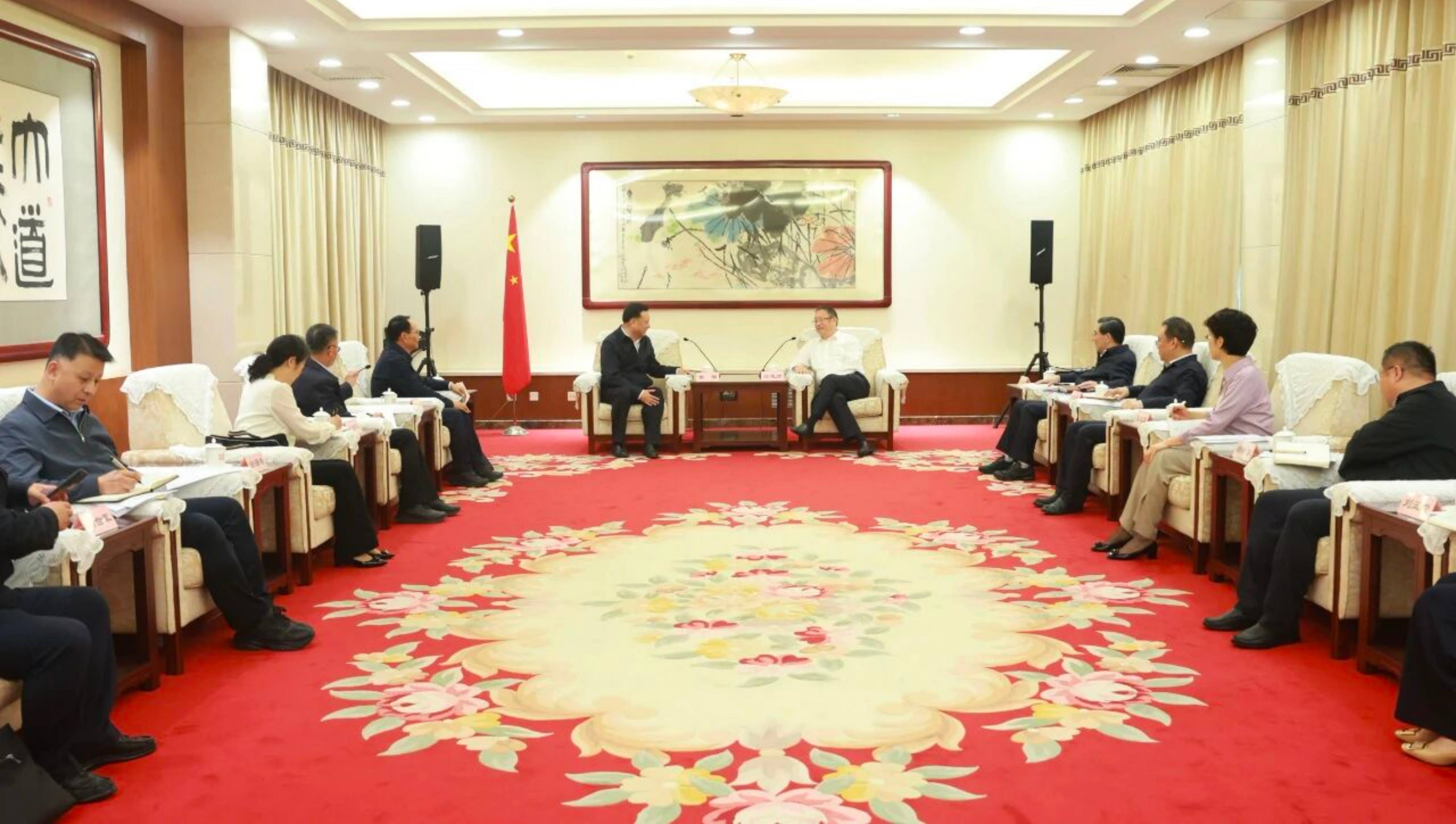 郑建邦会见中共青海省委统战部部长一行